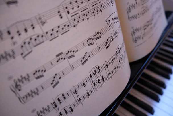 Piyano tuşlarının ve notaların üstünden görüntüle - Fotoğraf, Görsel
