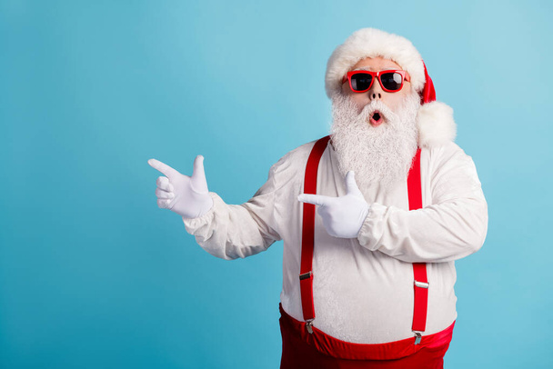 Portrait of his he nice attractive amazed wondered overweight white-haired Santa demonstrating copy space solution advice attention isolated over bright vivid shine vibrant blue color background - Fotografie, Obrázek