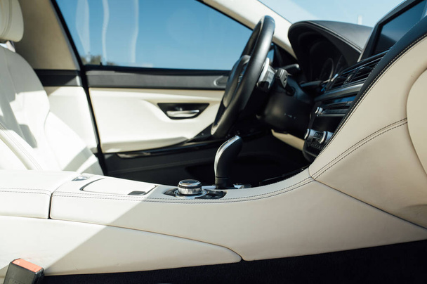 gear knob in a luxury car with beige leather - Φωτογραφία, εικόνα