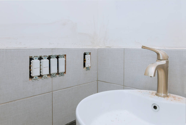 Tadilattan sonra banyo temizliği hazır lavabo ve musluk ile modern fayanslı banyo küveti - Fotoğraf, Görsel