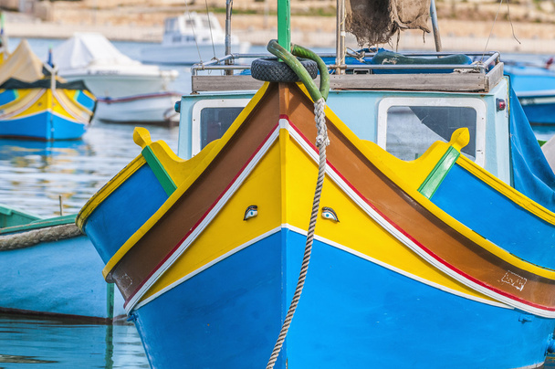 Barco tradicional de Luzzu en el puerto de Marsaxlokk en Malta
. - Foto, imagen