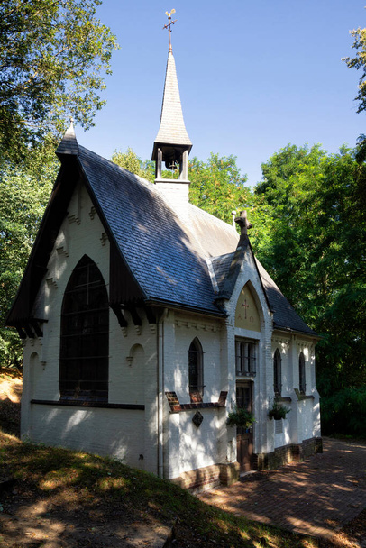 Pequeña capilla cerca del Leudal - Foto, imagen