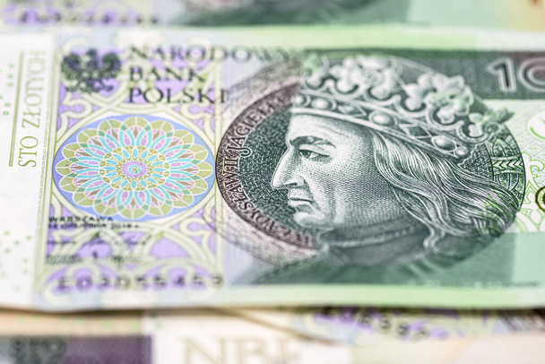 Makró fénykép a lengyel 100 zloty bankjegy elülső oldaláról, közelkép a Wladyslaw II Jagiello profiljáról. - Fotó, kép