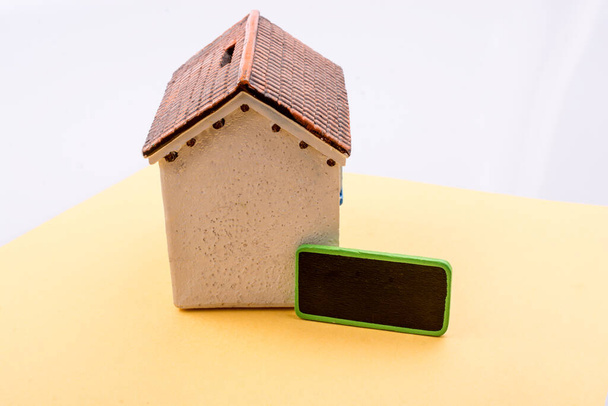Маленький модельний будинок з вивіскою на вигляд
 - Фото, зображення