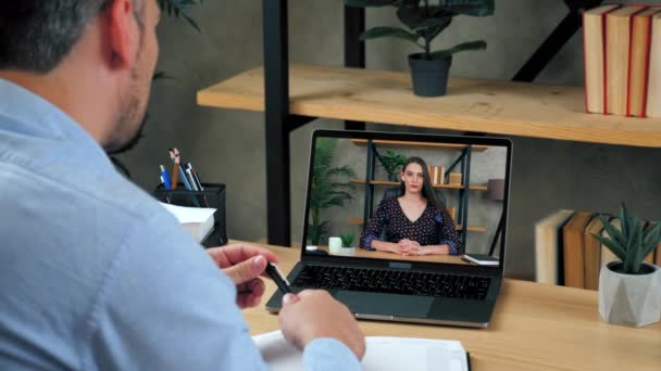 自宅のオフィスのビジネスマンは、会議ビデオ通話ラップトップでオンラインのトップマネージャー会社と話をします。深刻な美しいです女性でコンピュータ画面ノド頭リッスンcEOによってリモートウェブカメラ - 映像、動画