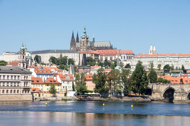 Prágai vár napos panoráma kilátás óvárosra - Fotó, kép