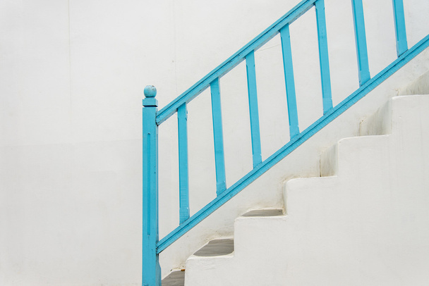 μπλε χειρολισθήρας με λευκό stairs1 - Φωτογραφία, εικόνα