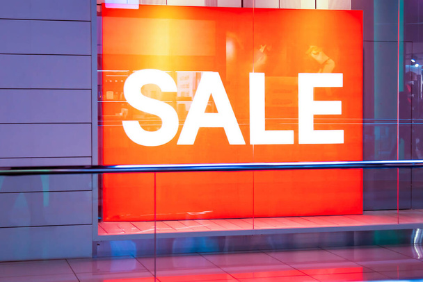 Promotional neon sign lettering orange red sale in store in big mall - 写真・画像