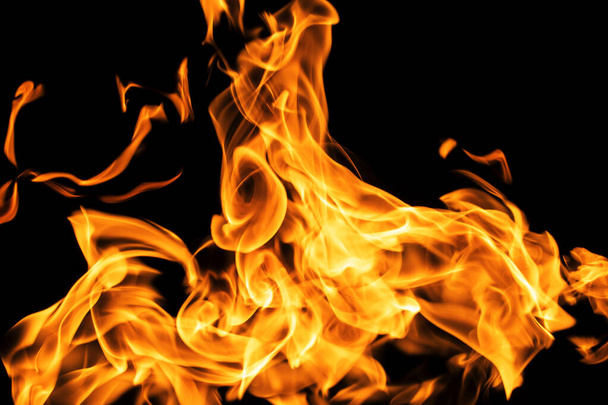 Oheň plameny na černém pozadí izolované. Hořící plyn nebo benzín hoří ohněm a plameny. Hořící jiskry zblízka, ohnivé vzory. Pekelná záře ohně ve tmě s kopírovacím prostorem - Fotografie, Obrázek