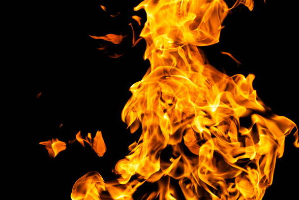 Oheň plameny na černém pozadí izolované. Hořící plyn nebo benzín hoří ohněm a plameny. Hořící jiskry zblízka, ohnivé vzory. Pekelná záře ohně ve tmě s kopírovacím prostorem - Fotografie, Obrázek