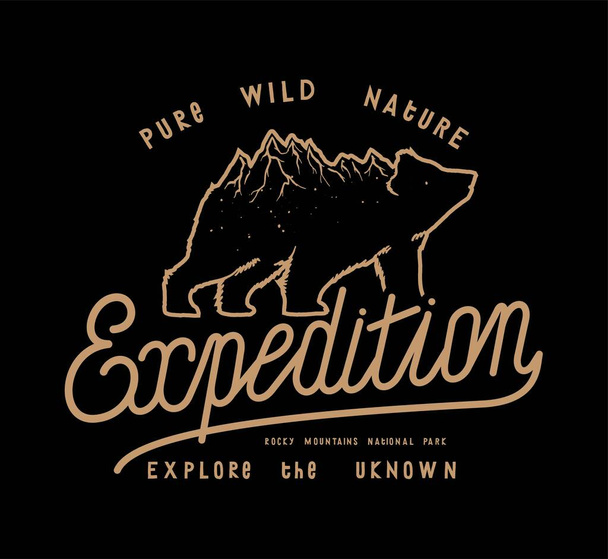 Bear with a mountain range on its back expedition typography t-shirt print. explore the wild. American national park wild nature hiking t-shirt print with a grizzly bear vector illustration. - Vector, Image