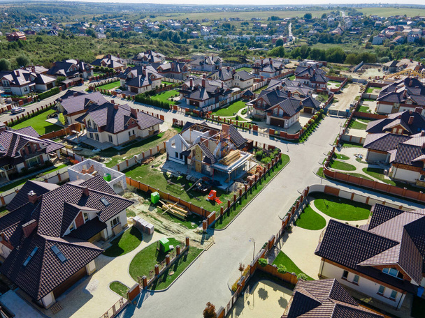 vue aérienne des maisons de quartier toit ensoleillé jour copie espace - Photo, image