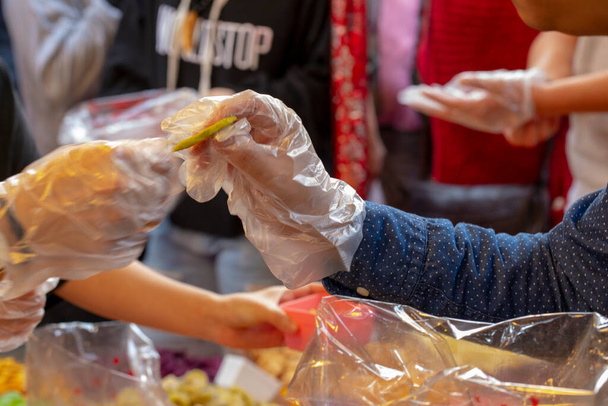 На Тайбей - новорічній вулиці перед Новим роком люди, купуючи товари, намагаються їсти сушені фрукти та овочі. - Фото, зображення