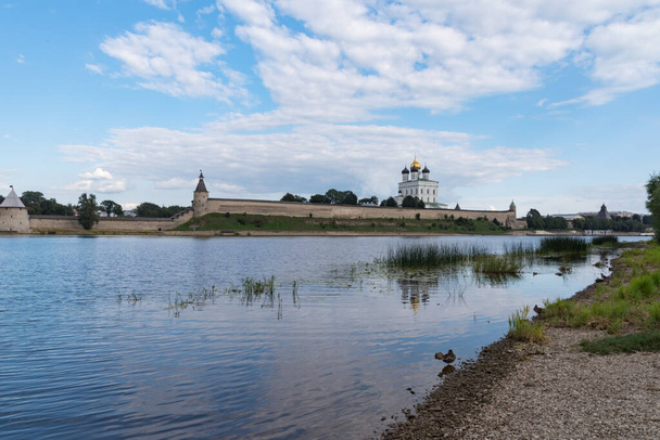 Panoramiczny widok na Kreml Psków na rzekę Wilikaję. Starożytna twierdza. Katedra Trójcy latem. Psków. Rosja. - Zdjęcie, obraz