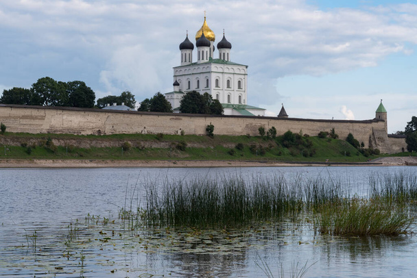Velikaya nehri üzerindeki Pskov Kremlin 'in panoramik manzarası. Antik kale. Yazın Trinity Katedrali. Pskov. Rusya. - Fotoğraf, Görsel