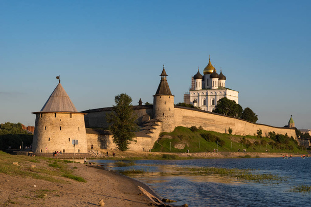 プスコフ・クレムリン川プスコヴァ川からの眺め。背景にある塔、壁、トリニティ大聖堂. - 写真・画像