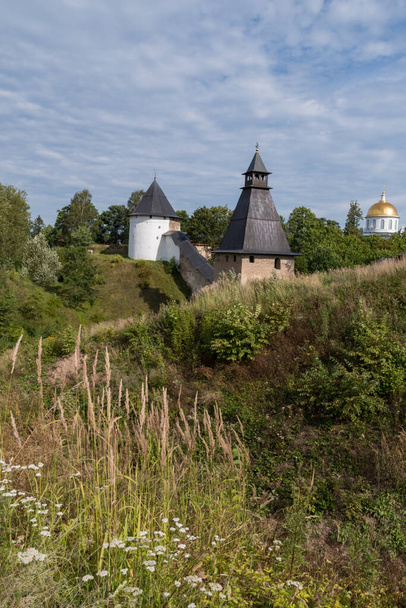 Torre delle Griglie Superiori e Taylovskaya Torre con muro di fortezza del Monastero di Santa Dormizione Pskovo-Pechersky. Pechory, Russia - Foto, immagini