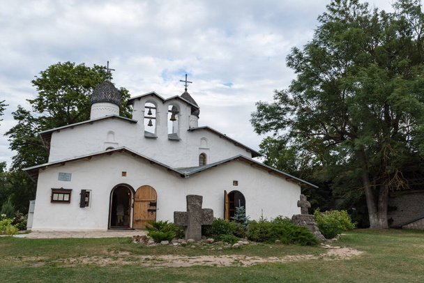 A igreja dupla da Intercessão e Natividade da Virgem Santa em Prolom na cidade de Pskov. Foi construído no final do século XVI - Foto, Imagem