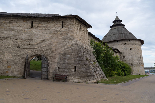 Pokrovskaya Turm und Mauern der Festung Pskov. Stadt Pskow, Gebiet Pskow (Oblast Pskowskaja), Russland. - Foto, Bild