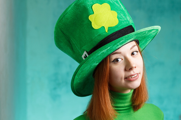 Red hair girl in Saint Patrick's Day leprechaun party hat - Foto, Imagen