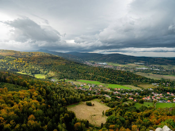 Aşağı Silezya, Polonya 'daki Sudetes' e bakın. Sonbahar mevsimi  - Fotoğraf, Görsel