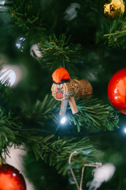 Das Spielzeug Tio de Nadal am Weihnachtsbaum ist eine aragonesische und katalanische Weihnachtstradition. - Foto, Bild