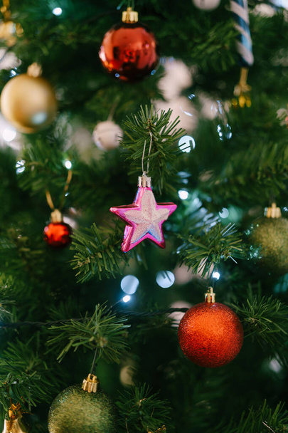 Detailní záběr vánoční koule ve tvaru hvězdy na vánočním stromečku. - Fotografie, Obrázek