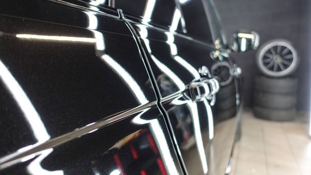 Чистая черная машина, колеса, шины, фары - Фото, изображение