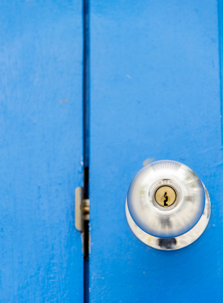 Poignée inox sur porte en bois bleue2
 - Photo, image