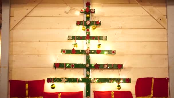Abstract Kerstboom versierd met sterren, harten en sneeuwvlokken. - Video
