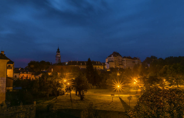 Προβολή για Cesky Krumlov παλιά πόλη από επιφυλακή κατά τη διάρκεια της νύχτας το φθινόπωρο σκοτεινό πρωί - Φωτογραφία, εικόνα