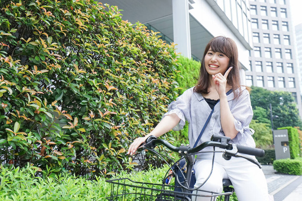 Jovem mulher asiática andando de bicicleta - Foto, Imagem