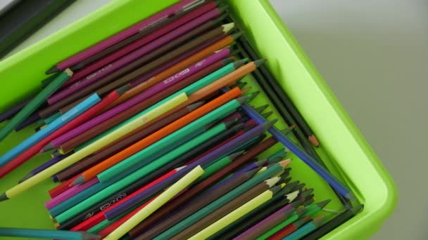 Коробка с цветными карандашами - Кадры, видео