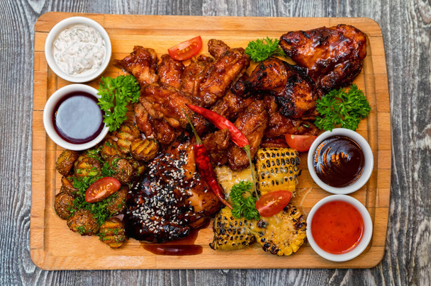 Барбекю курица с овощами на деревянном столе плоский вид - Фото, изображение