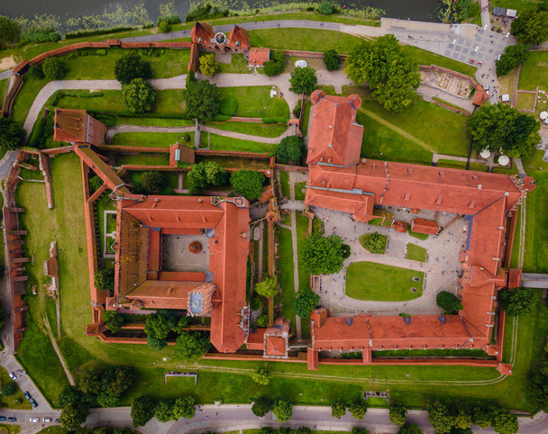 Vue aérienne du château de Malbork Teutonic en Pologne. C'est le plus grand château du monde mesuré par superficie et un site du patrimoine mondial de l'UNESCO, construit au XIIIe siècle.. - Photo, image