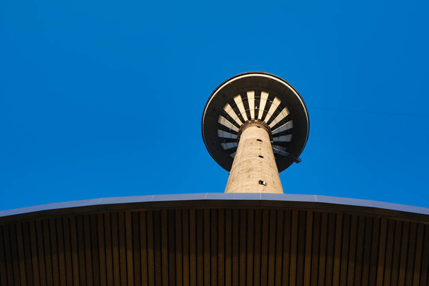 TV torni vastaan sininen taivas - Valokuva, kuva