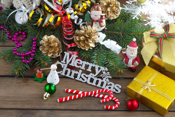 メリークリスマスとハッピーニューイヤー、ギフトやクリスマスの装飾付きのポストカード. - 写真・画像