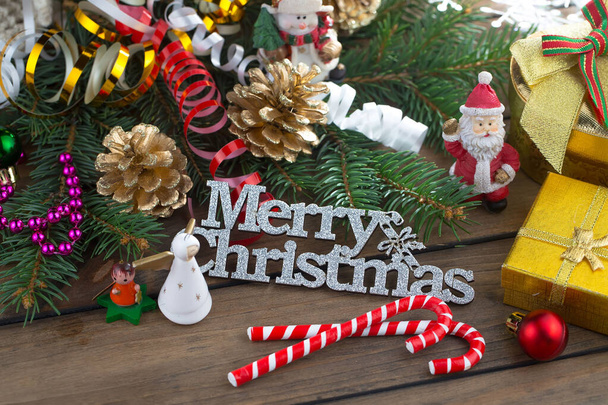 メリークリスマスとハッピーニューイヤー、ギフトやクリスマスの装飾付きのポストカード. - 写真・画像