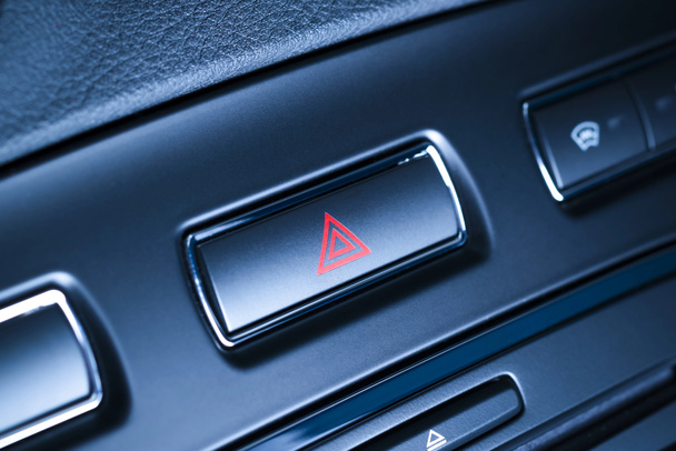 Vehículo, coche peligro intermitentes de advertencia botón con triángulo rojo visible
. - Foto, Imagen