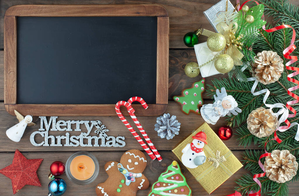 Joyeux Noël, carte postale avec cadeaux et décorations de Noël. - Photo, image