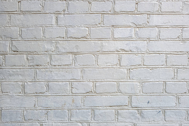fondo abstracto de una vieja pared de ladrillo pintado de blanco de cerca - Foto, Imagen
