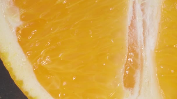 オレンジの半分のクローズアップ。切口の中の柑橘類. - 映像、動画