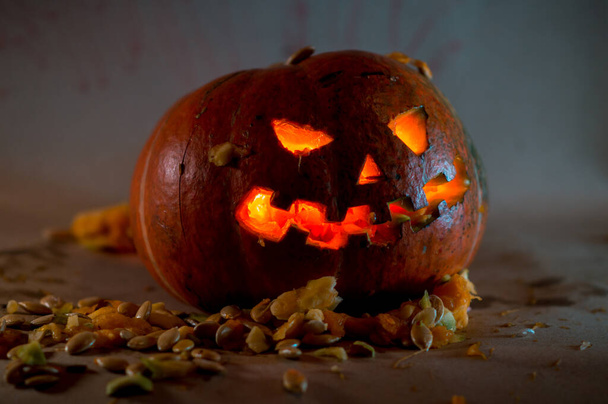 Halloween apokalypsa oranžová dýně v popelu a tepla - Fotografie, Obrázek