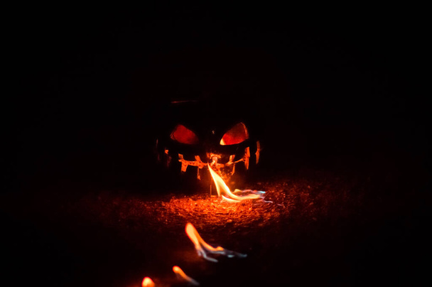 Halloween Apocalyps oranje pompoen in as en warmte - Foto, afbeelding