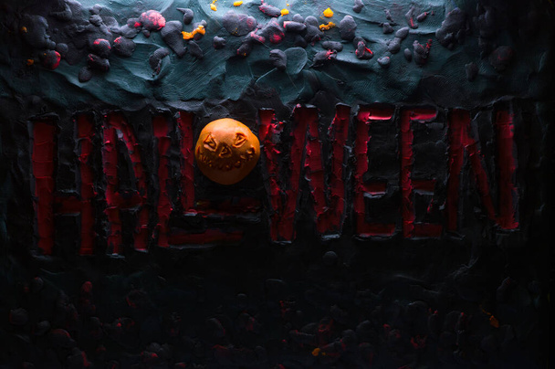 картинка с пластилином на них Хэллоуин апокалипсис оранжевая тыква в золе и жаре - Фото, изображение