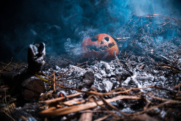 Хэллоуинский апокалипсис оранжевая тыква в ясене и жаре - Фото, изображение