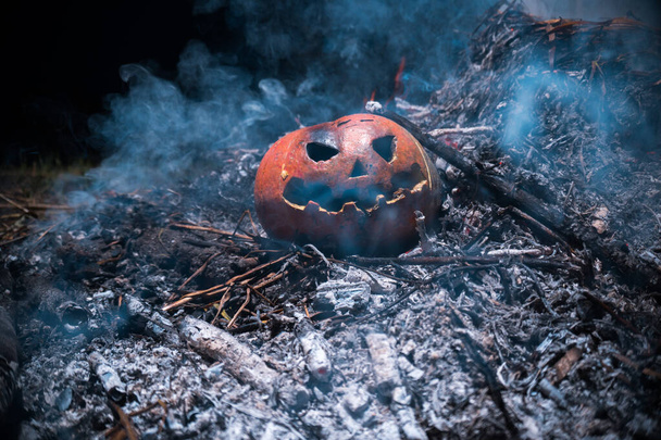 Calabaza naranja apocalipsis de Halloween en ceniza y calor - Foto, Imagen