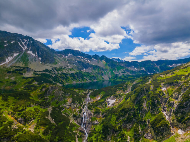 Veduta aerea delle montagne e delle foreste di Tatra a Zakopane, Polonia - Foto, immagini