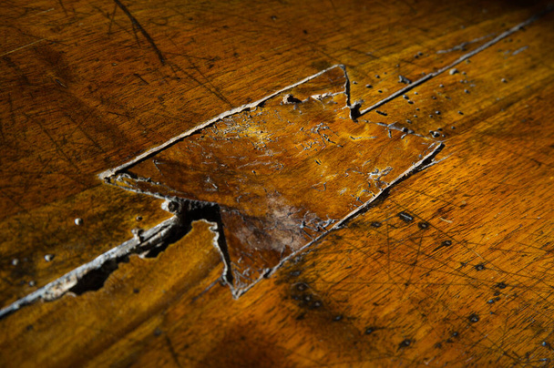 Mediolan - 01 / 15 / 2011: Wkład stolarski w starym drewnianym stole z ćmy - Zdjęcie, obraz