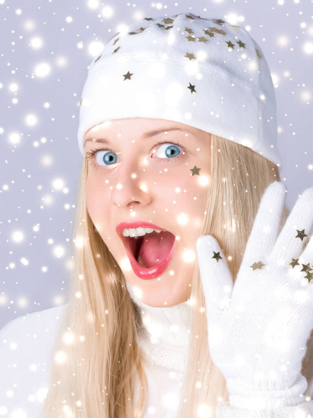 Kouzelné Vánoce a třpytky sněhu pozadí, blondýny žena s pozitivními emocemi v zimní sezóně pro nákupy prodej a dovolená značky - Fotografie, Obrázek